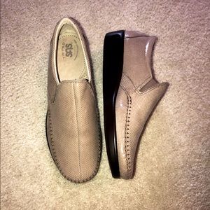 tan ish cute textured tripad sas comfort foot bed chuncky flat Women 9.5 W Never